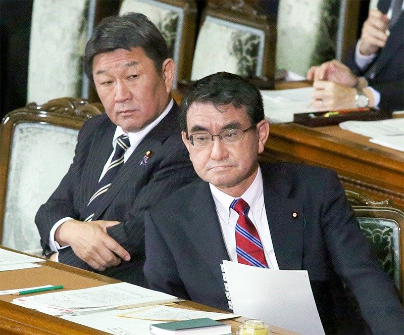 衆議院本会議に臨む河野太郎外相（右）と茂木敏充経済再生担当相＝2018年11月20日、国会内（時事）
