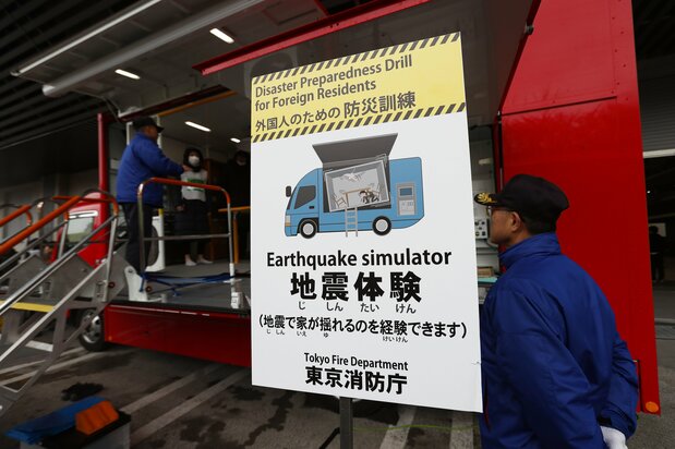 東京消防廳定期為外籍居民舉辦防災演習(2020年1月28日,東京。ZUMA Press Wire via Reuters Connect)