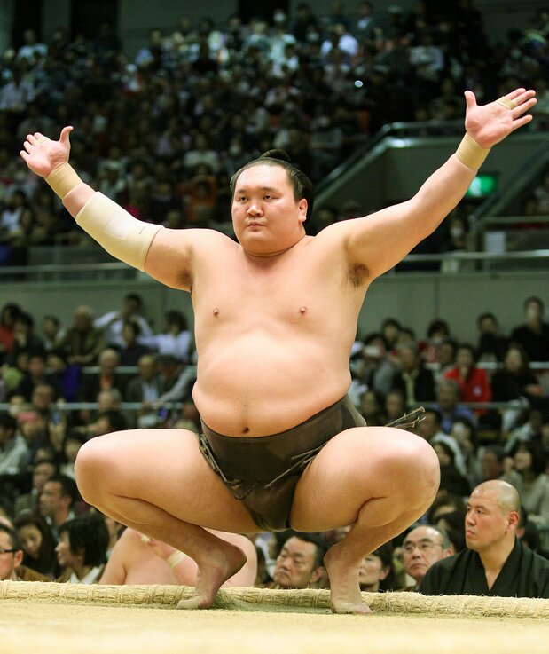 La postura sonkyo se utiliza en artes marciales tales como el sumō a modo de saludo. El entonces yokozuna Hakuhō al entrar a la arena de combate el 23 de marzo de 2016. (Jiji Press)