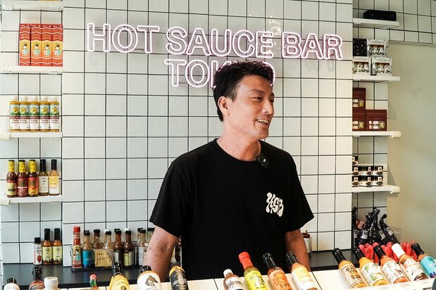 Le comptoir de Hot Sauce Bar, à Tokyo, permet de découvrir le monde des sauces de la « troisième vague ».