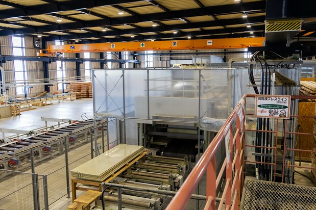 A high-frequency press enables mass production. (© Nippon.com)