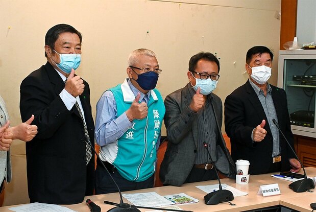 台湾で与那国島直航大連盟を発足させたメンバー=2022年5月3日、台北市内
