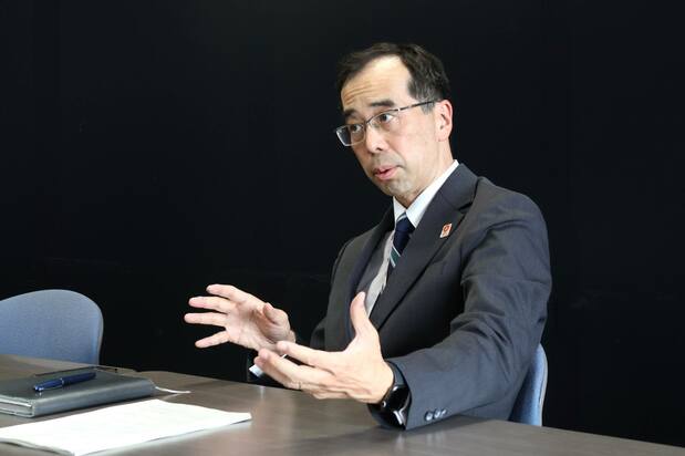 インタビューに答える西川和見氏 © nippon.com