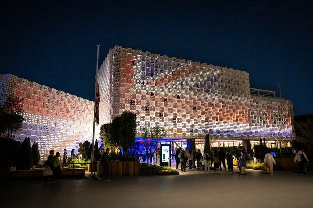 The pavilion at night. (© Nippon.com)