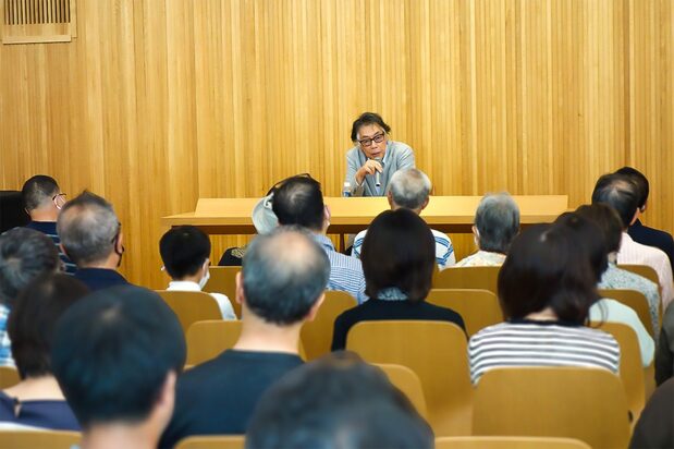 講演する上村洋行館長(筆者撮影)