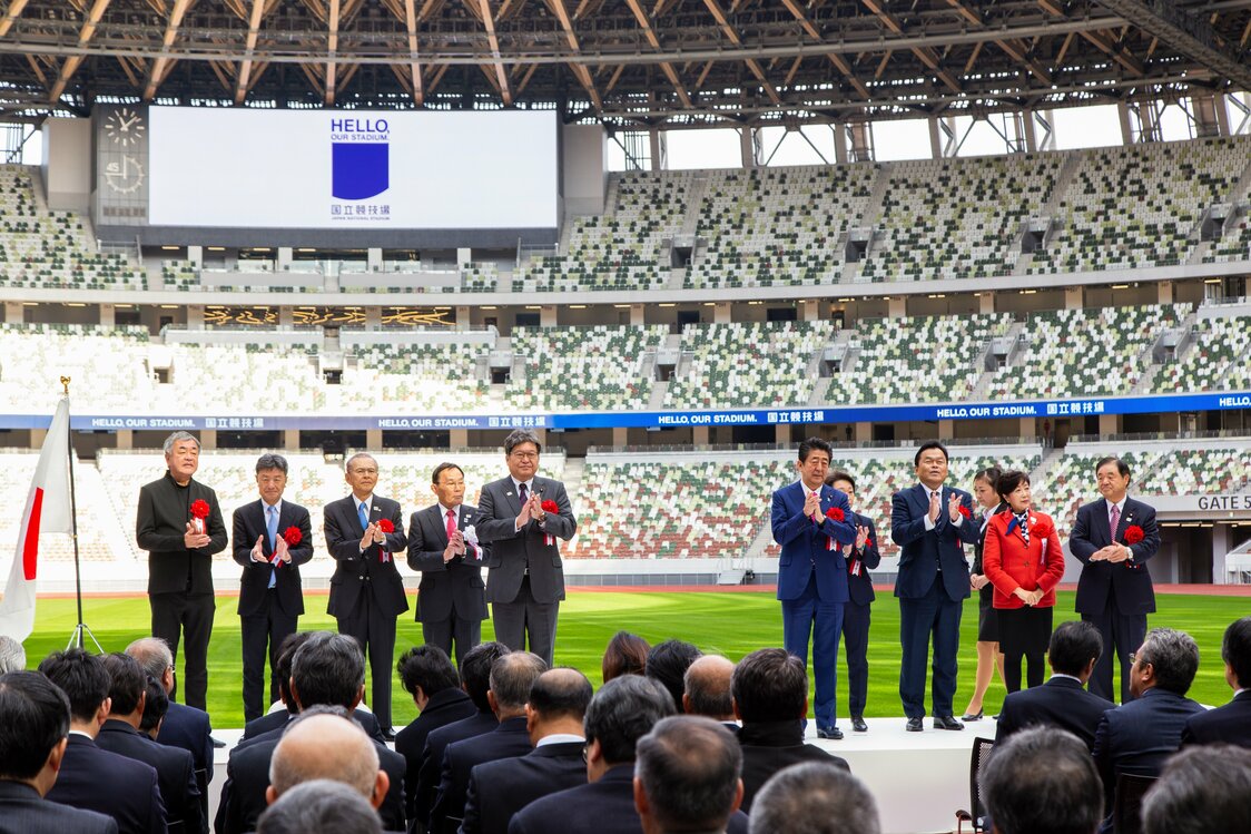 The ceremony to mark the completion of the stadium was attended by Prime Minister Abe Shinzō, Olympic Minister Hashimoto Seiko, and Tokyo Governor Koike Yuriko. At left is architect Kuma Kengo.