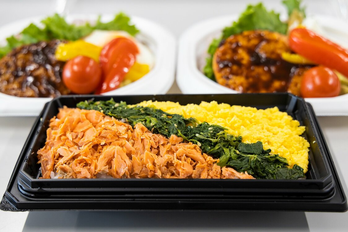斜著擺放的「三色鮭魚肉鬆便當」，看似更加美味（稅前450日圓）