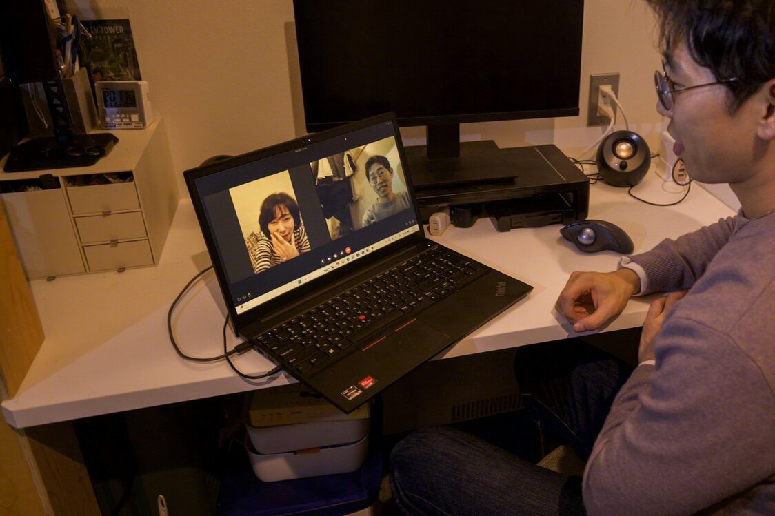 Hablando con su familia por videoconferencia. “Mi madre siempre me apoya”, asegura.