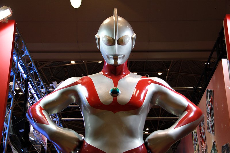 Ultraman celebrará su 50.º aniversario en julio de 2016. Una figura gigante de este héroe se expone en la zona de Bandai.