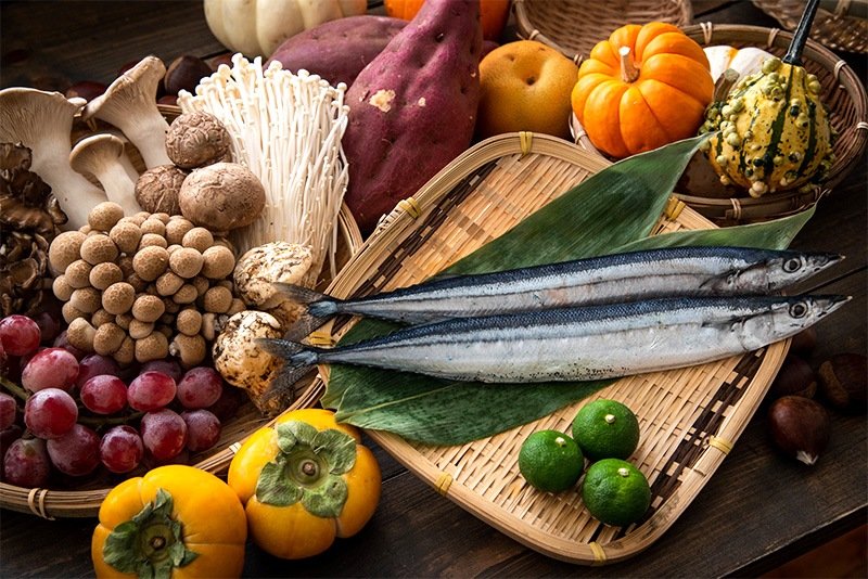 في اتجاه عقارب الساعة من اليسار: العنب، أنواع مختلفة من الفطر، البطاطا الحلوة، والإجاص (الكمثرى) الآسيوية، اليقطين، سمك الصوري من مياه المحيط الهادئ، الكستناء ، فاكهة سوداتشي الحمضية، والكاكي.