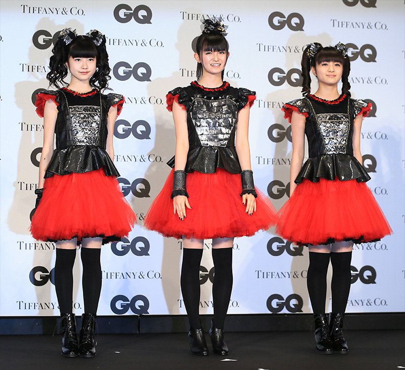 Las integrantes de Babymetal posan tras recibir una distinción especial en la ceremonia de premios GQ Men of the Year 2015, en Tokio, el 19 de noviembre de 2015. De izquierda a derecha: Yuimetal, Su-Metal, Moametal (© Jiji Press)