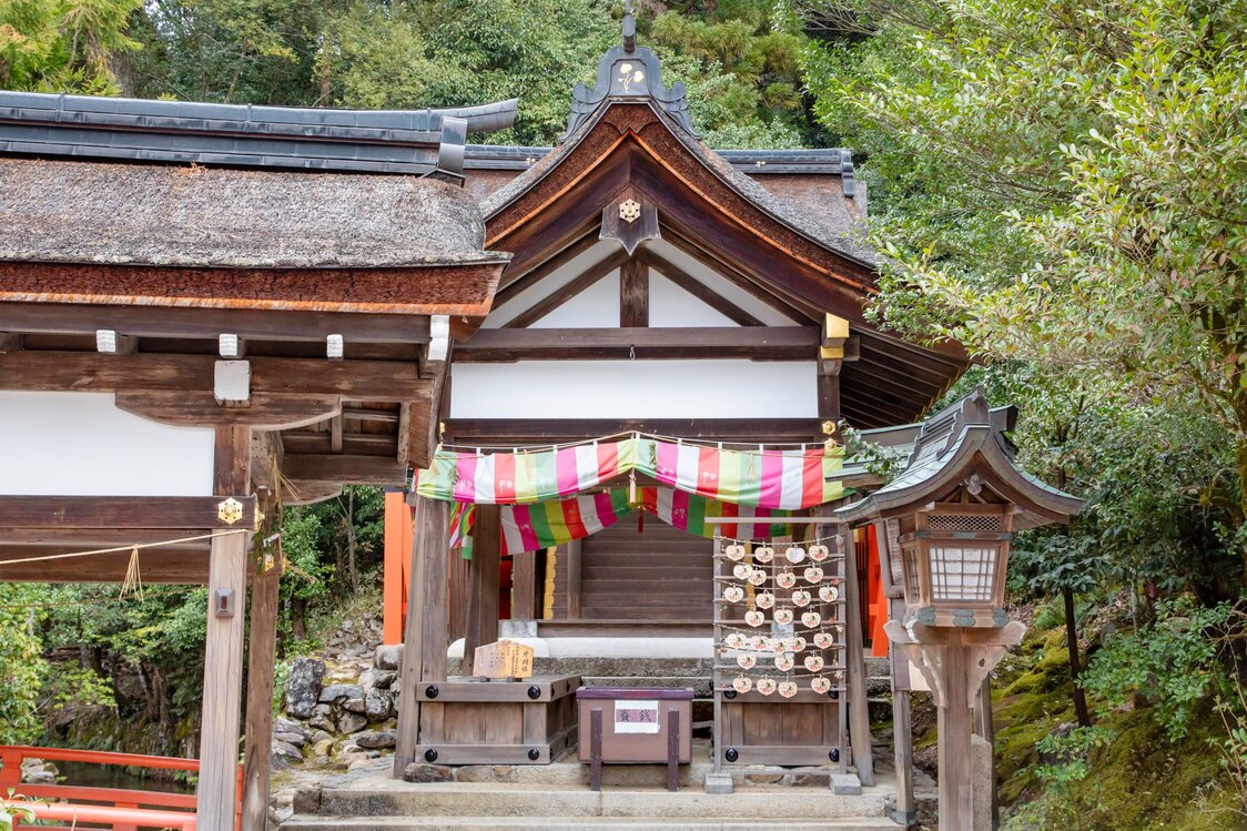 楼门东侧、御物忌川对岸的片冈社，可以在这里祈求全家平安