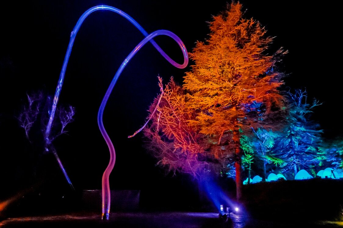 Le « pilier de flux constant », composé de lumière, ondule comme un être vivant. (Nippon.com)