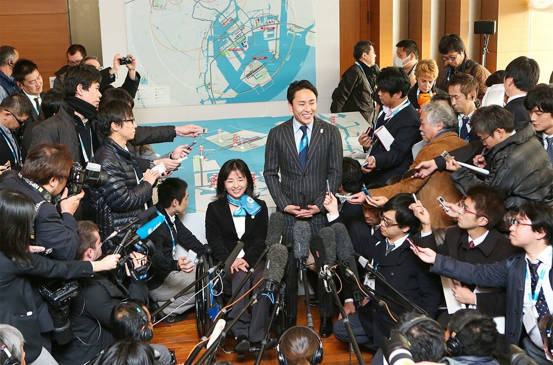 À côté de l’ancien escrimeur Ôta Yûki (au centre à droite), vice-champion olympique à Pékin, Taguchi réponde aux questions des journalistes lors de la présentation à la commission d’évaluation du Comité international olympique (CIO) 2013. (Jiji)
