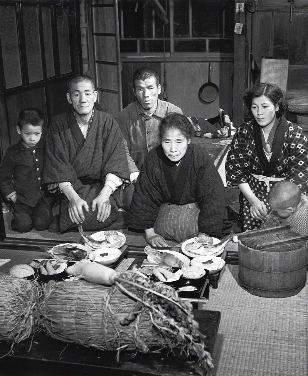 《报恩祭》。每年12月4日至5日前后，石川县能登町波并地区的民众为感恩一年收成，将稻米装袋供奉，举家宴请“稻神”。虽不见神明形貌，人们却如同神明亲临般以虔敬之心相待（摄于1954年）