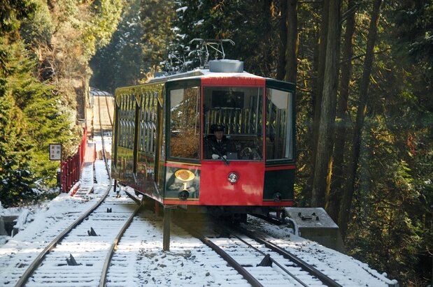 連接山腳下滋賀縣大津市和比叡山山頂的比叡山阪本鋼索鐵路,2009年拍攝(時事)