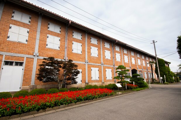 The East Cocoon Warehouse has many windows, ensuring good ventilation and protecting the cocoons from mold.