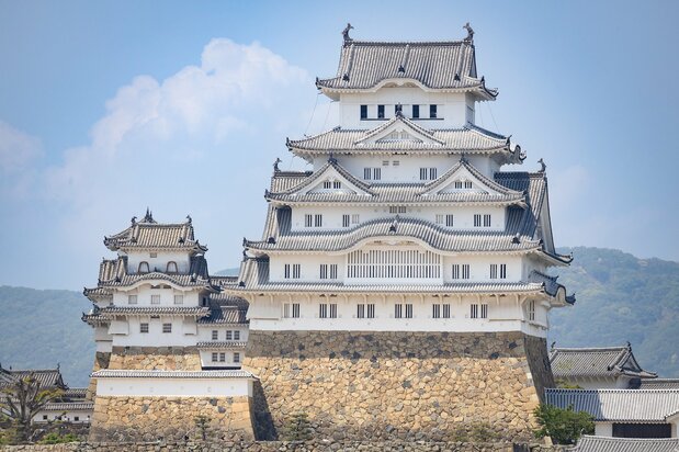 The rooftop area of Egret Himeji places viewers at nearly the same level as Himeji Castle, making for a stunning sight.