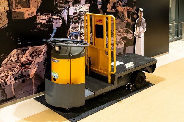 水産仲卸売場棟の見学ギャラリーにあるターレ。運転台に乗って記念撮影ができる