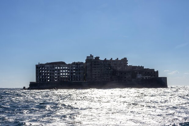 Las ruinas de los edificios aglomerados sobre el muelle.