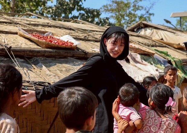 Kawai Yūmi, encargada de la narración del tráiler de esta película. En enero de 2026 visitó los campos de refugiados de los rohinyás de Bangladés junto con el director Fujimoto. (©2025 E.x.N K.K.)