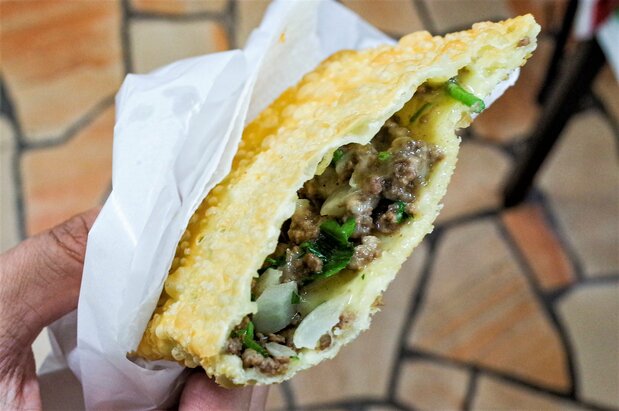 “肉馅炸饺子”(300日元),只有百合家做得出的味道,从出摊时代开始延续至今(照片:渕贵之)
