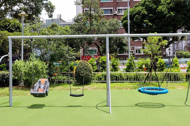 花博公園裡有各式各樣的鞦韆,大家可以按自己的體能來進行選擇(筆者攝影)
