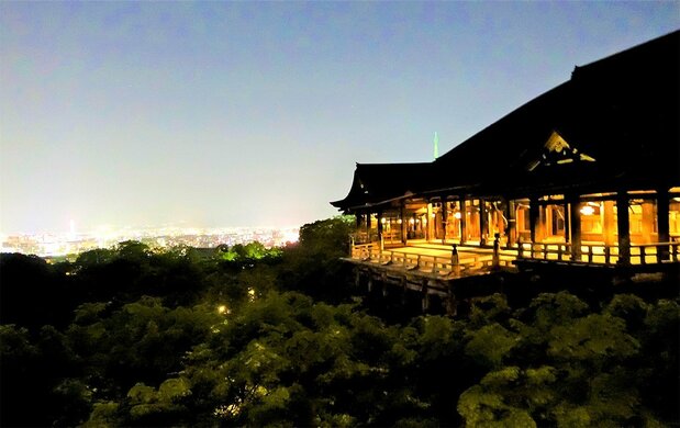 从内院（国家重要文化遗产）舞台所见的夜景。于寂静中聆听，音羽瀑布的水声和虫鸣声不绝于耳（摄影：天野久树）