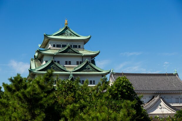 西南隅櫓の窓から大天守と小天守を望む