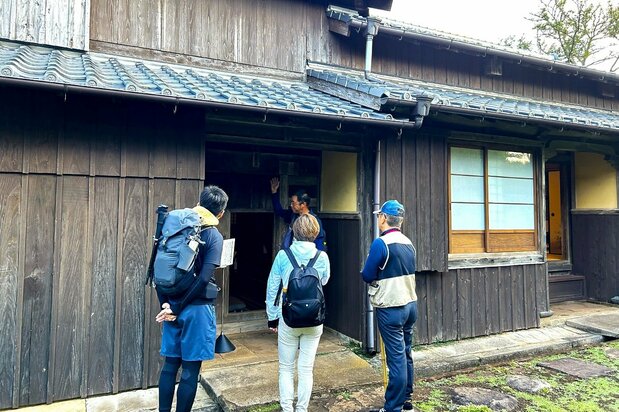 Antigua residencia del sacerdote del santuario de Okinokōjima. Construida en 1896 siguiendo el estilo de las residencias de los bushi (samuráis) de la época, la familia del último sacerdote la cedió al municipio de Ojika, que la ha restaurado. (Fotografía: Amano Hisaki)