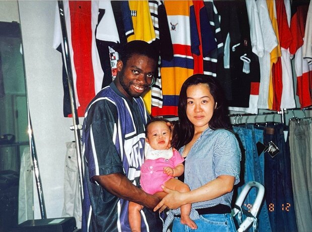 En la tienda que alquiló con su esposo Max el año después de mudarse a Osaka. En el centro está su hija mayor, Mari, con cuatro meses. En la tienda vendían ropa comprada en Nueva York. (Imagen cortesía de Ōsaka Tamaki)