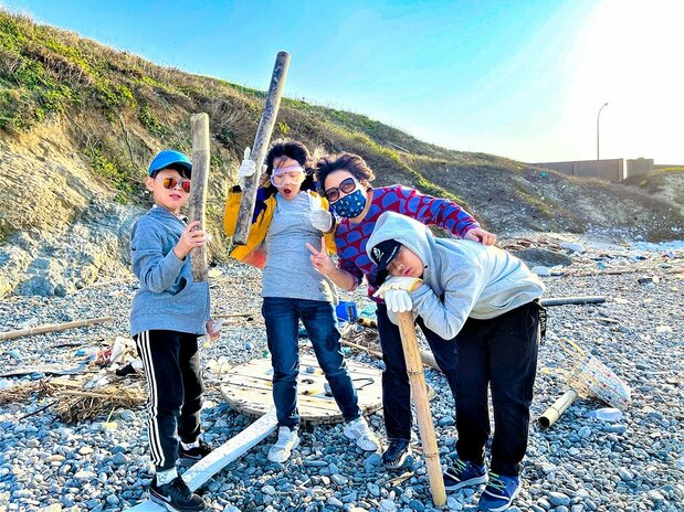 鄭惠琴さんと児童たち、東莒猛沃港にて。いつも海の廃材や地元の野菜を教材として利用する（鄭惠琴提供）
