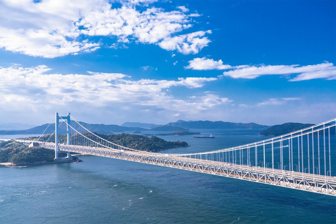 El Gran Puente de Seto conecta la prefectura de Okayama con la de Kagawa en la isla de Shikoku. (© Pixta)