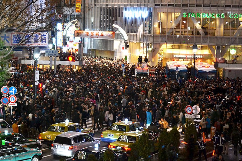 El famoso cruce de Shibuya durante la cuenta atrás de Fin de Año.