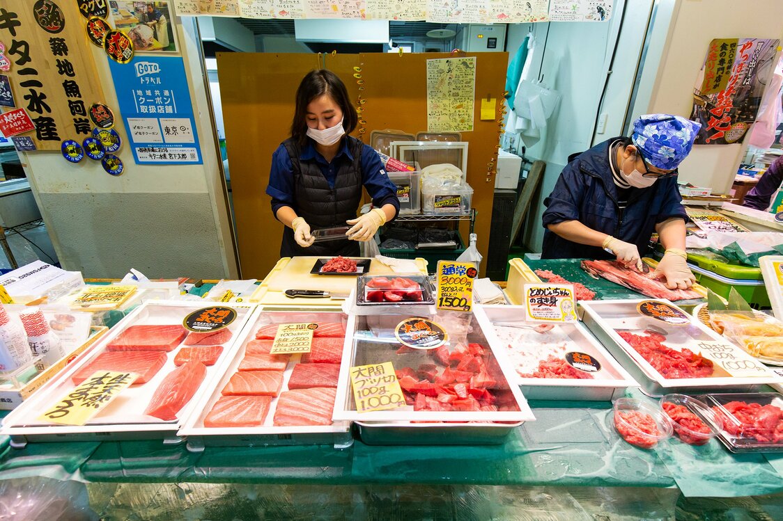 Choice cuts of Ōma blue fin tuna and nakaochi scrapings are on sale at reasonable prices.