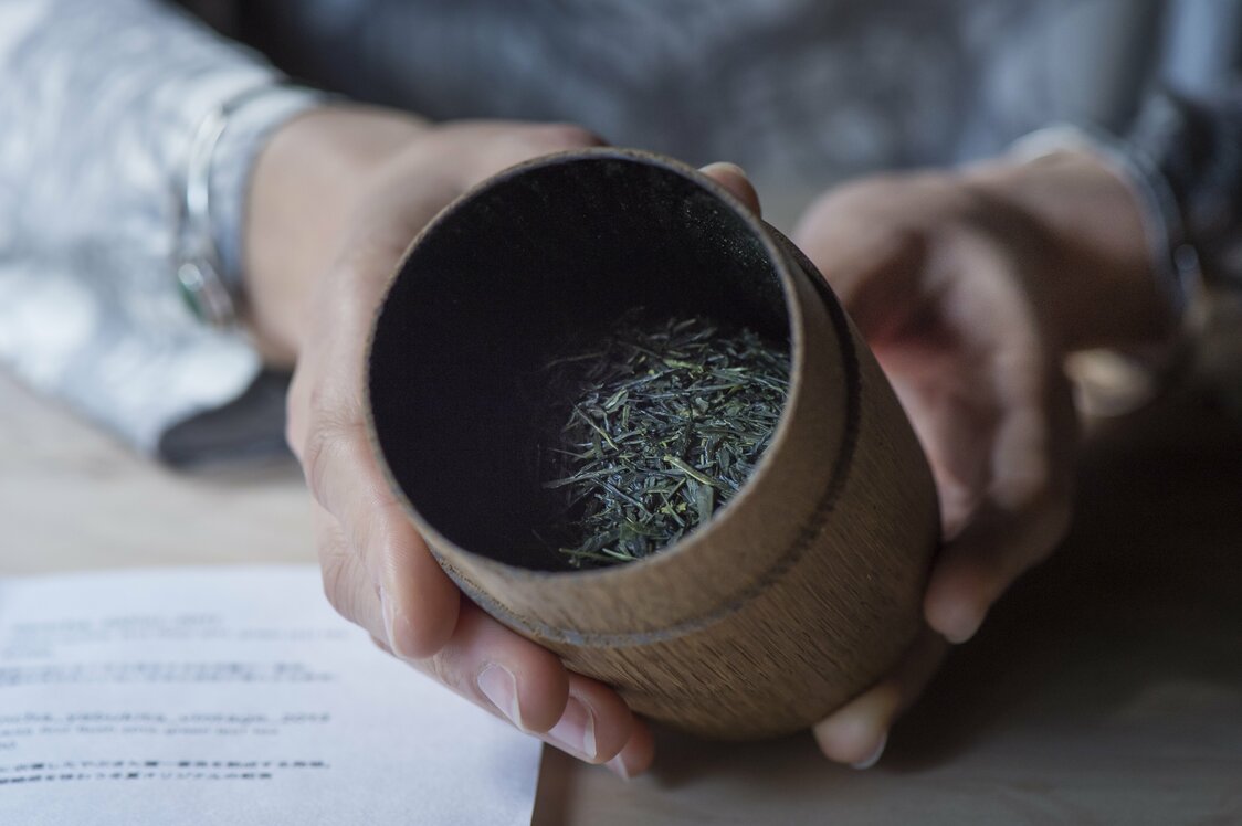 茶筒に入っている茶葉の香りも嗅いで