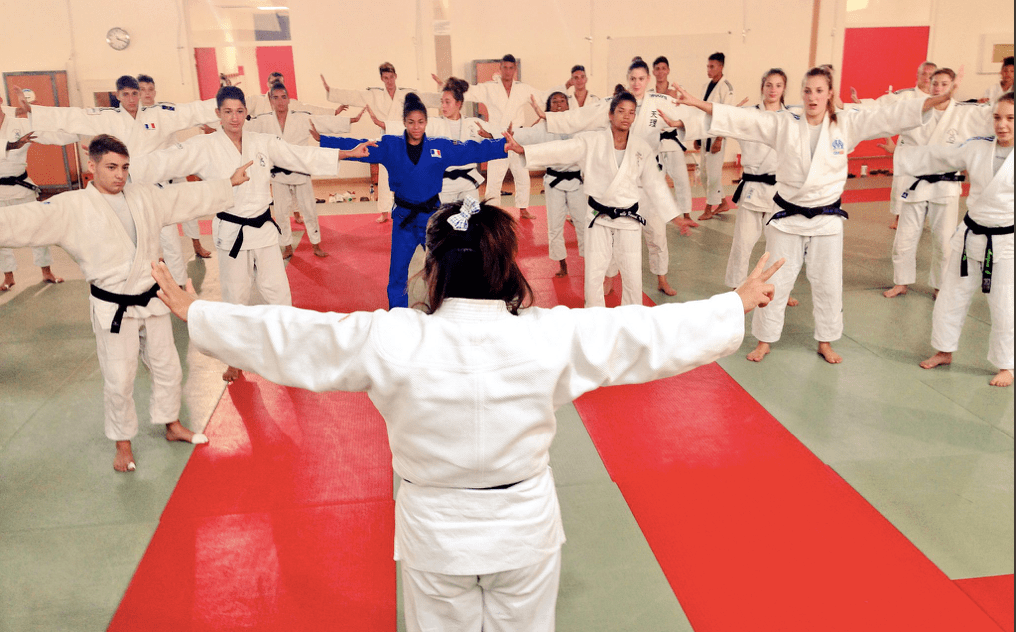 L’auteure entraîne des judokas lors d’un stage de formation organisé en 2016 pour l'équipe de France dans un centre de formation situé à Marseille. (Photo avec l’aimable autorisation de Mizoguchi Noriko)