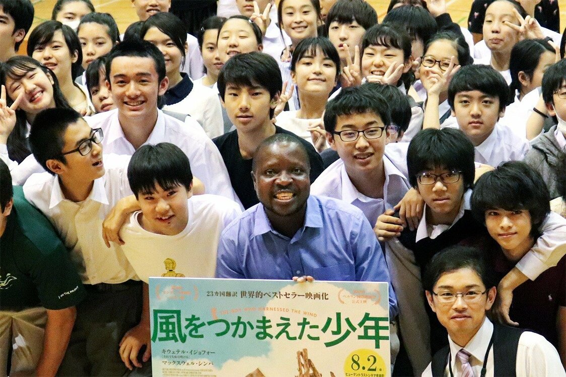 麹町中学校の3年生に囲まれるカムクワンバ氏