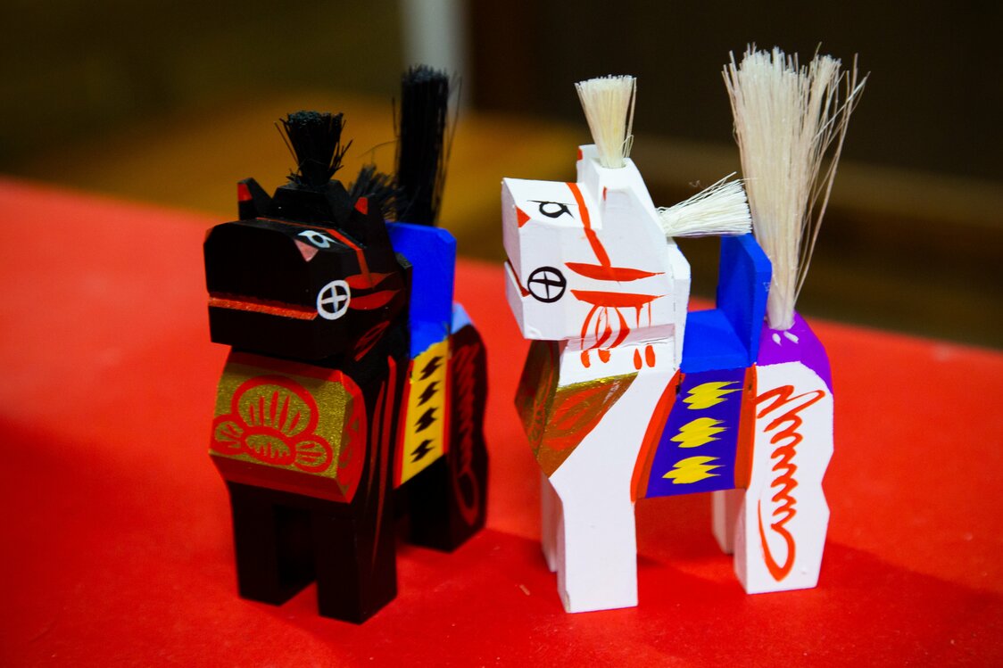 Les lignes quasi géométriques et anguleuses des figurines en forme de cheval, appelés Miharu-goma, contrastent fortement avec les classiques formes rondes et généreuses des figurines hariko.