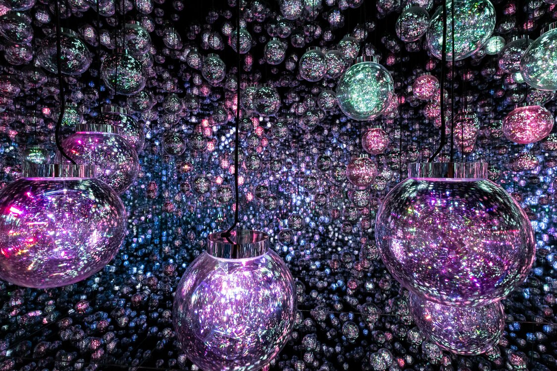 无数球体交相辉映的《Bubble Universe(泡泡宇宙)》，是搬迁新址后首次展出的代表作