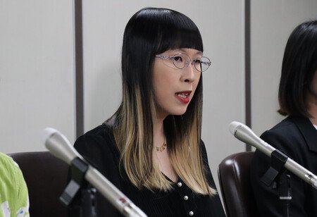 アウティング被害を巡る東京地裁での判決を受け、記者会見する作家の李琴峰さん＝２９日午後、東京都千代田区