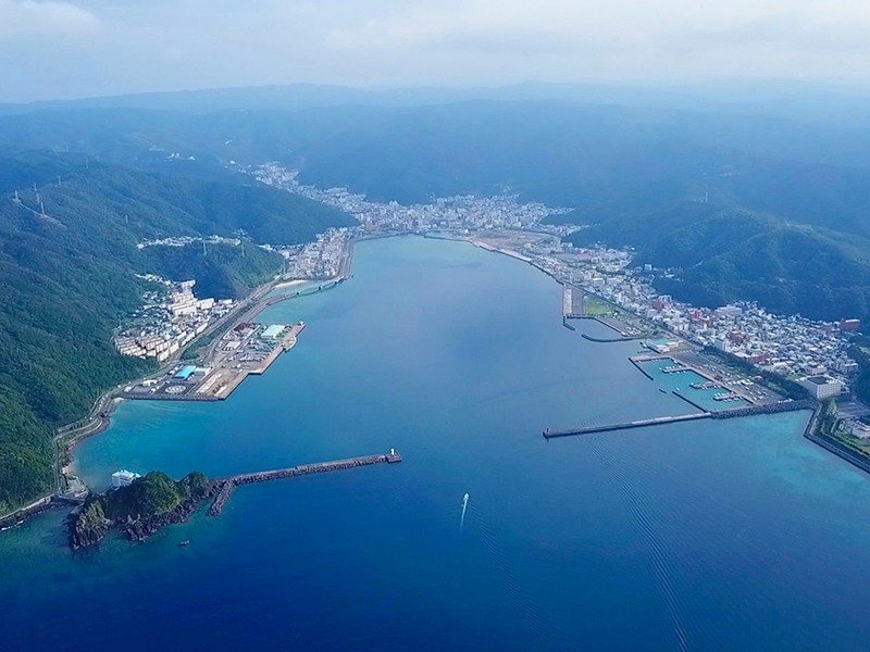 El puerto de Naze, en la costa noroeste, es el nodo de transporte de Amami Ōshima y el punto de partida para los ferris que llegan a la isla.