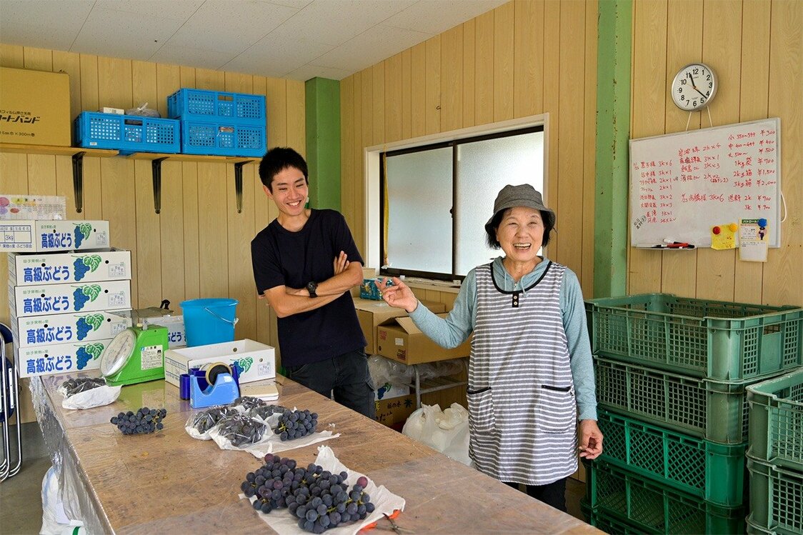 直売所で藤澤聡子さんと作業