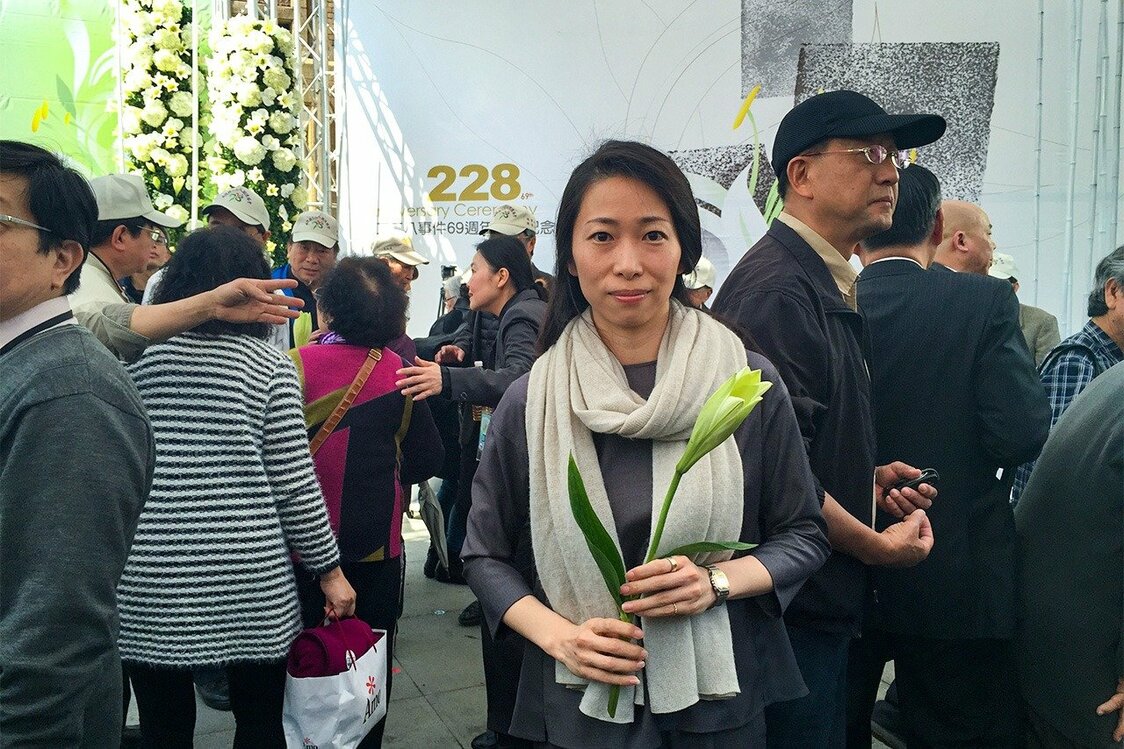 2016年の二二八追悼式典で献花する筆者