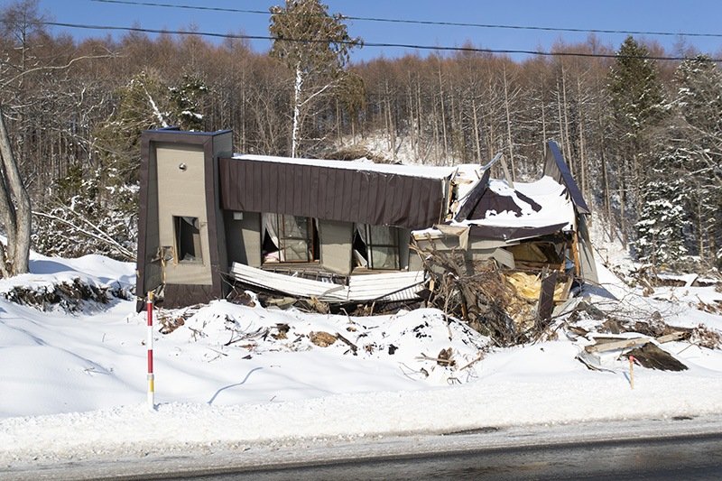Una casa afectada por un deslave provocado por el terremoto en Atsuma, Hokkaidō. Fotografía tomada el 22 de febrero de 2019. (© Jiji)