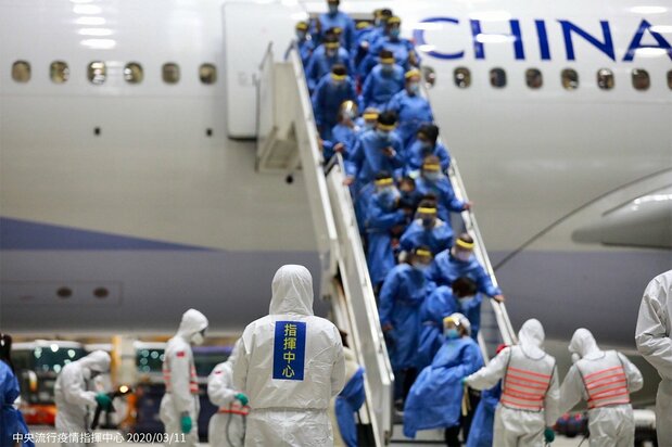 中国武漢市からチャーター機で帰国した台湾人ら(中央流行疫情指揮中心提供)
