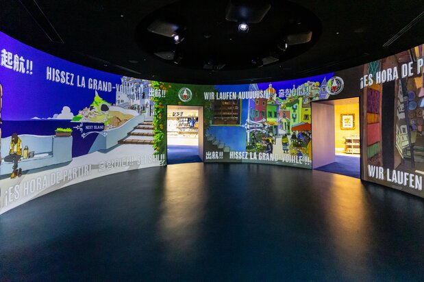 El espacio de la entrada está rodeado de imágenes originales del anime.