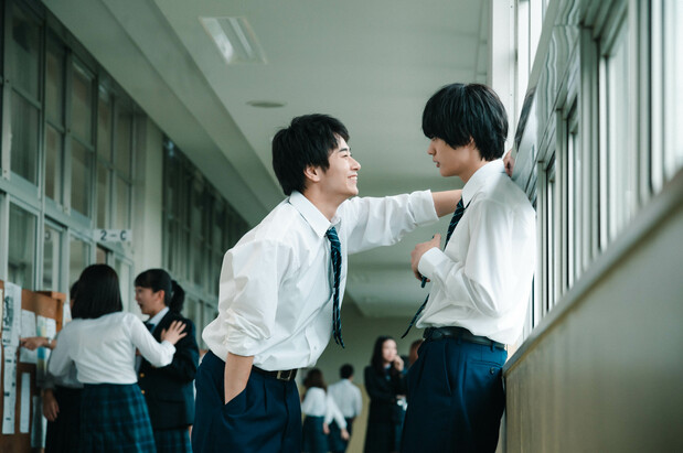 仲良しの純に無邪気にじゃれつく亮平(左) ©2021「彼女が好きなものは」製作委員会