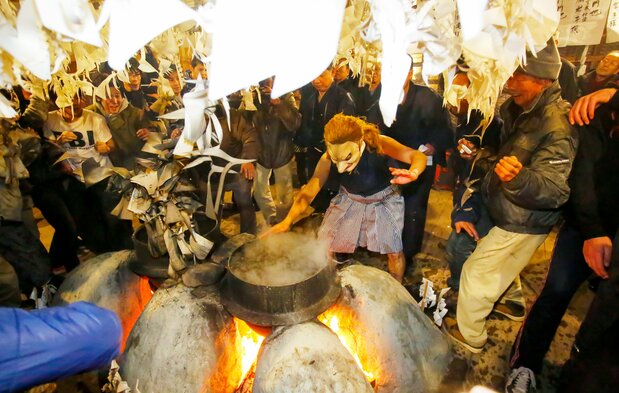 The Shimotsuki Matsuri takes place on the second Saturday in December in the Kizawa district. The leadership of the festival has slowly been transformed by people from their teens through their forties. (© Haga Library)