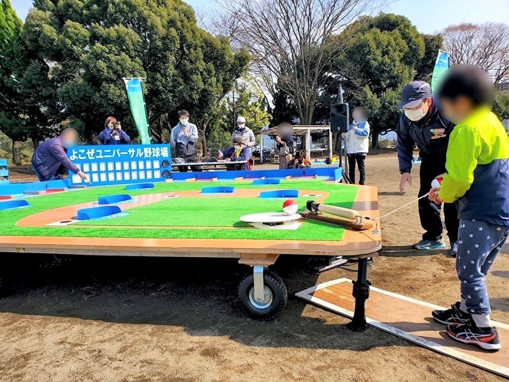 Cuando se tira de la cuerda en el momento adecuado, el bate gira y golpea la pelota. Su filosofía es que solo cuando uno se toma el juego en serio, nacen la diversión y la alegría. (Fotografía del autor)